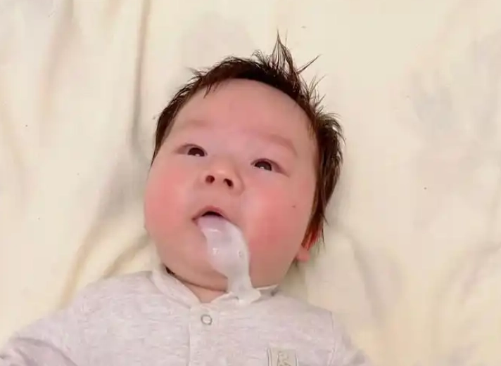嬰兒吐奶處理