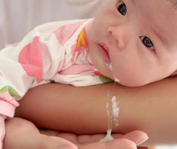 寶寶吐奶是奶粉不適合嗎