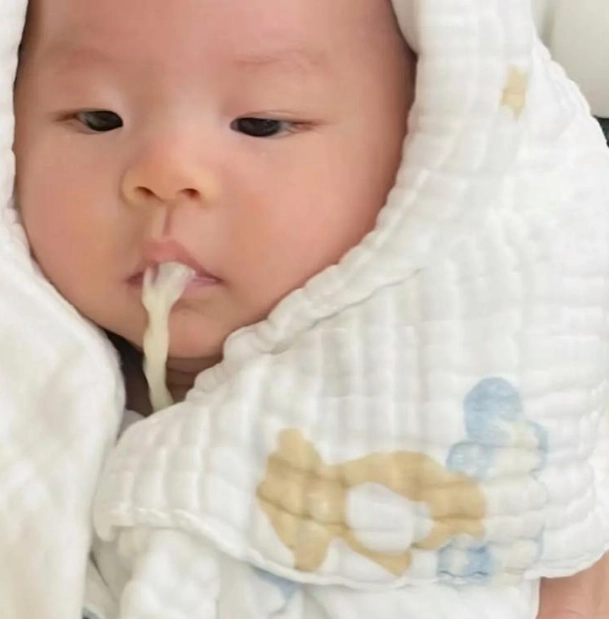 一個月嬰兒吐奶