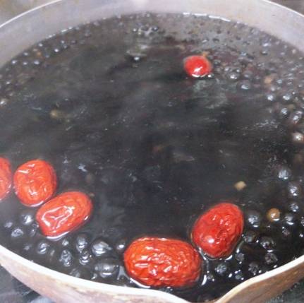 黑豆紅棗水功效全解析：養顏補血這樣喝最有效！