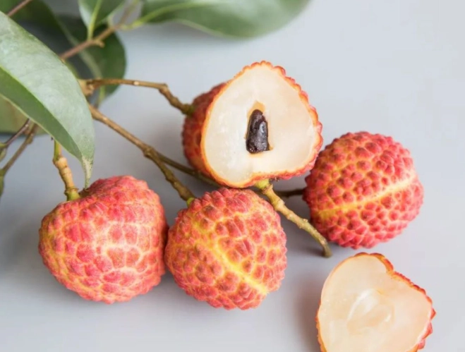 荔枝禁忌全解析：食用前必知的健康風險與安全指南