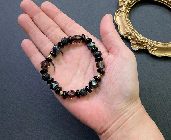 黑膽石手串全攻略：功效真相、選購技巧與保養秘訣一次看懂