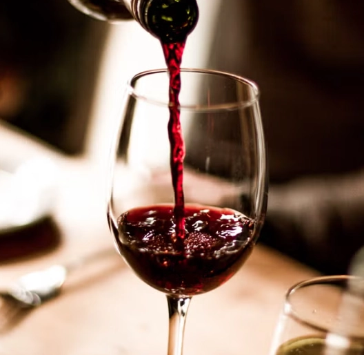 別在睡前喝紅酒？專家揭秘睡前飲酒的7大健康風險與替代方案