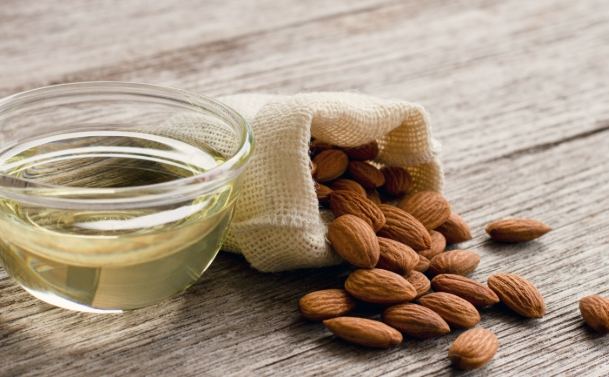 甜杏仁油皮膚功效完整解析：保濕修護與正確使用指南