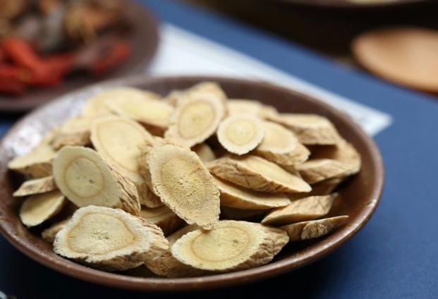 甘草萃取保養品完整指南：功效、選擇技巧與真實使用心得