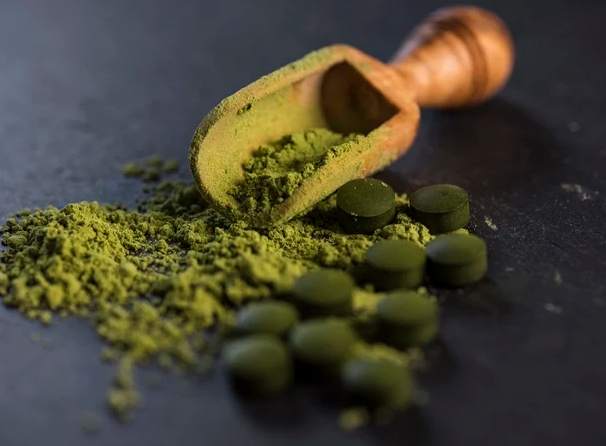 螺旋藻睡前吃完整指南：好處、風險與正確吃法一次看懂