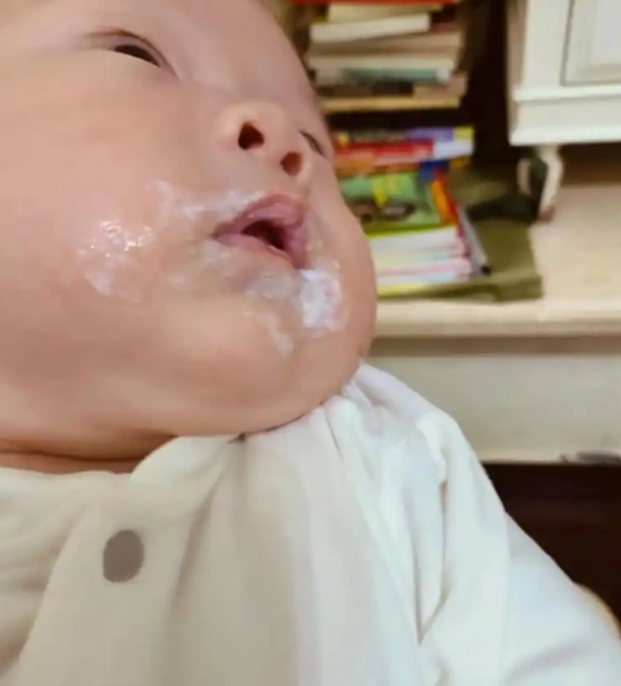 新生兒吐奶塊