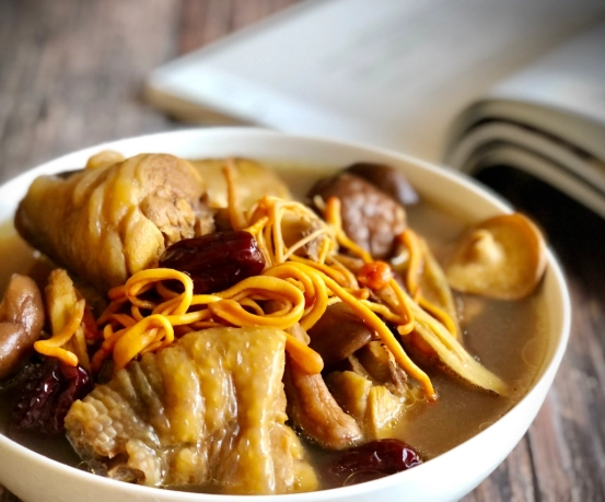 黃金蟲草雞湯完整指南：功效、做法與常見疑問解答